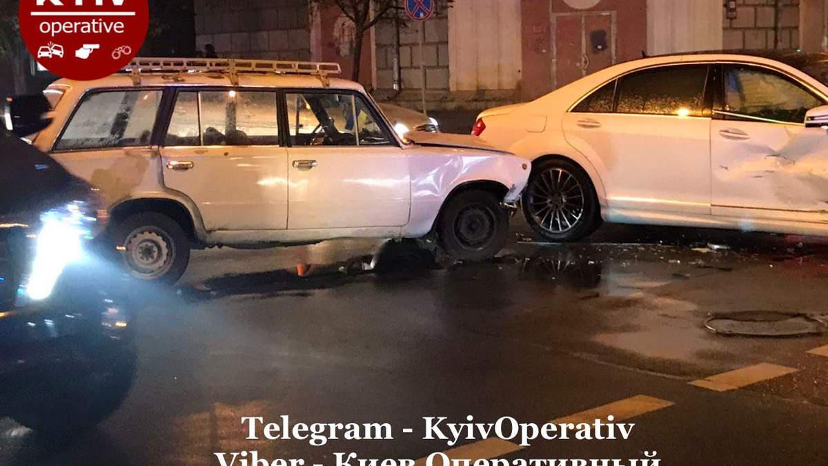 У правительственного квартала в Киеве ВАЗ влетел в Mercedes