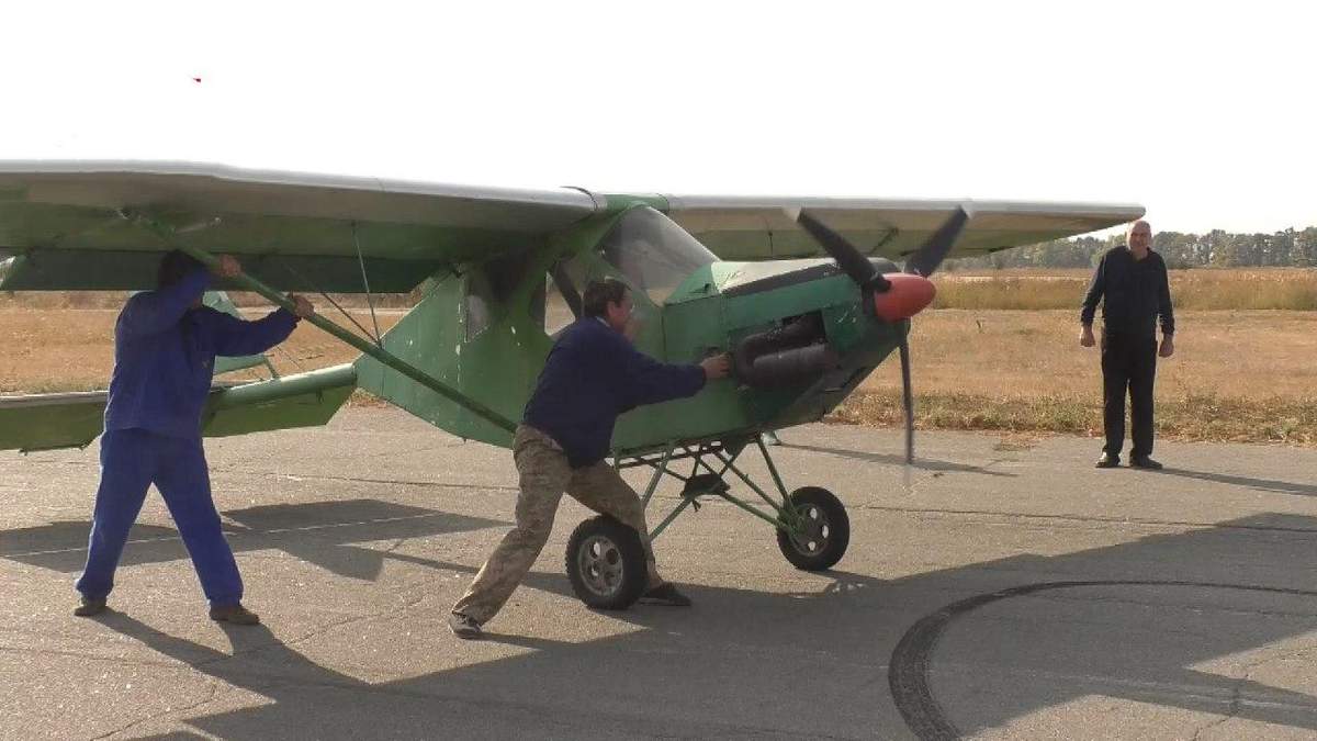 На Черкащині 65-річний чоловік конструює літаки, відео
