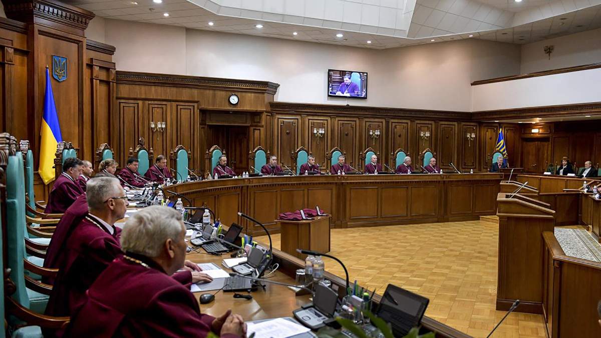 Скандальне рішення КСУ: чим відзначились судді Януковича 