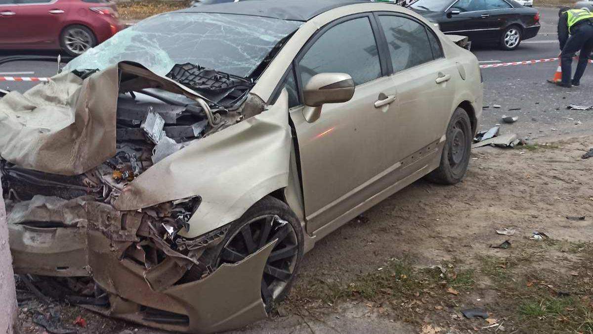 У Харкові легковик влетів у зупинку, 5 постраждалих