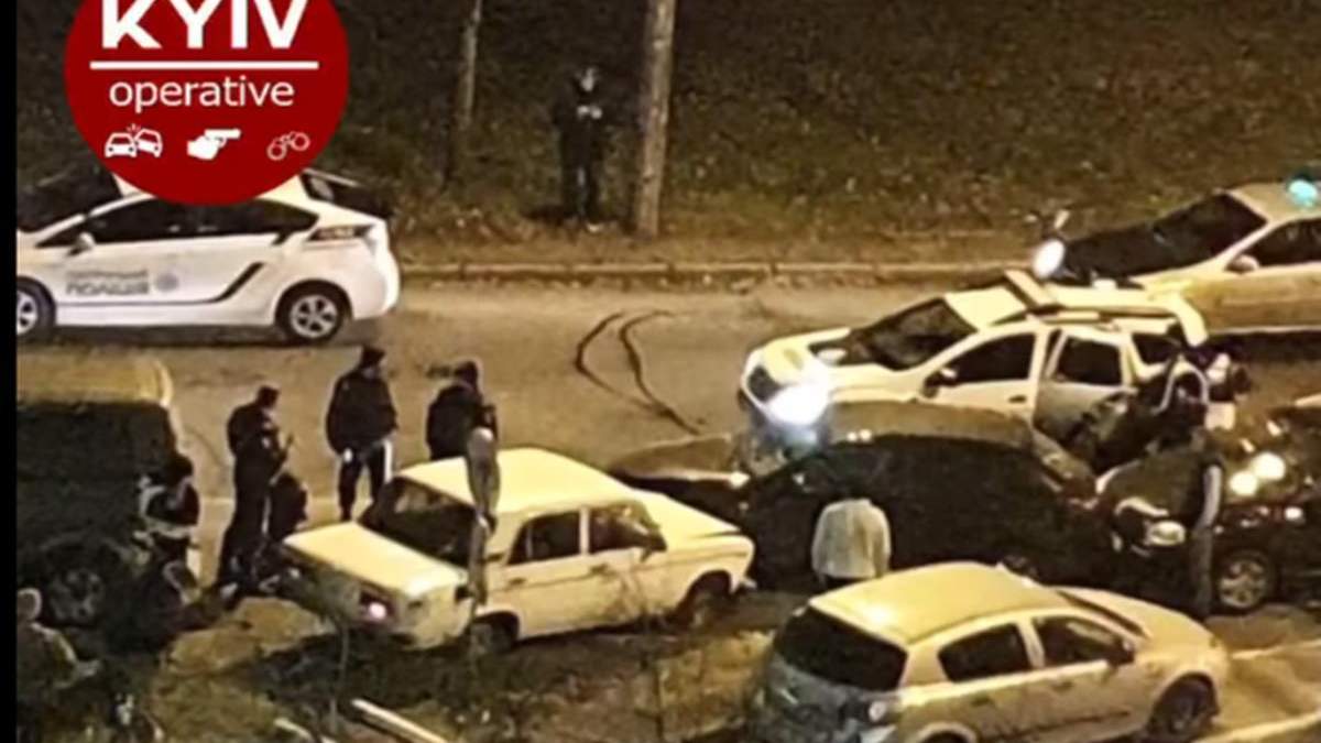 В Киеве водитель ВАЗа пытался уйти от патрульных и совершил ДТП