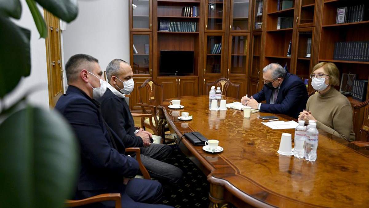 Людмила Денісова зустрілася зі звільненими з Іраку українцями