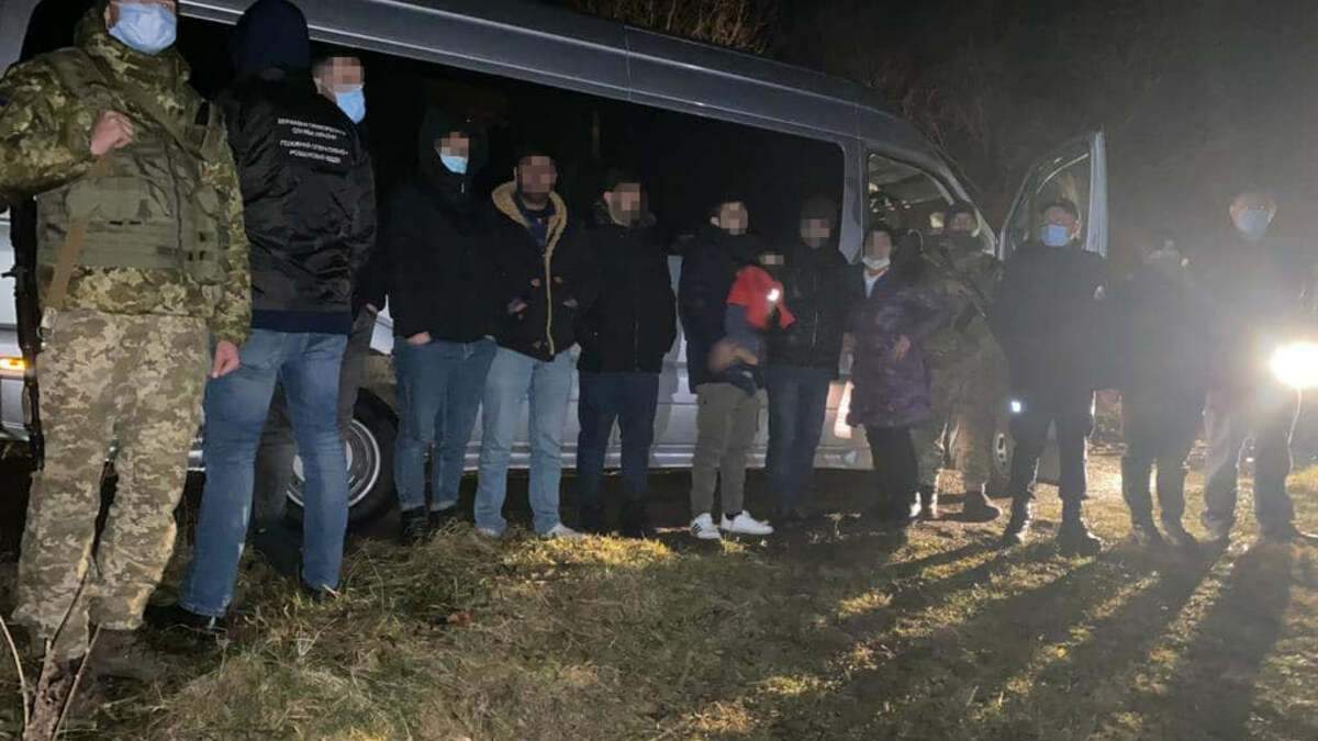 Львовские пограничники задержали автобус с нелегалами из Ирака и Турции фото
