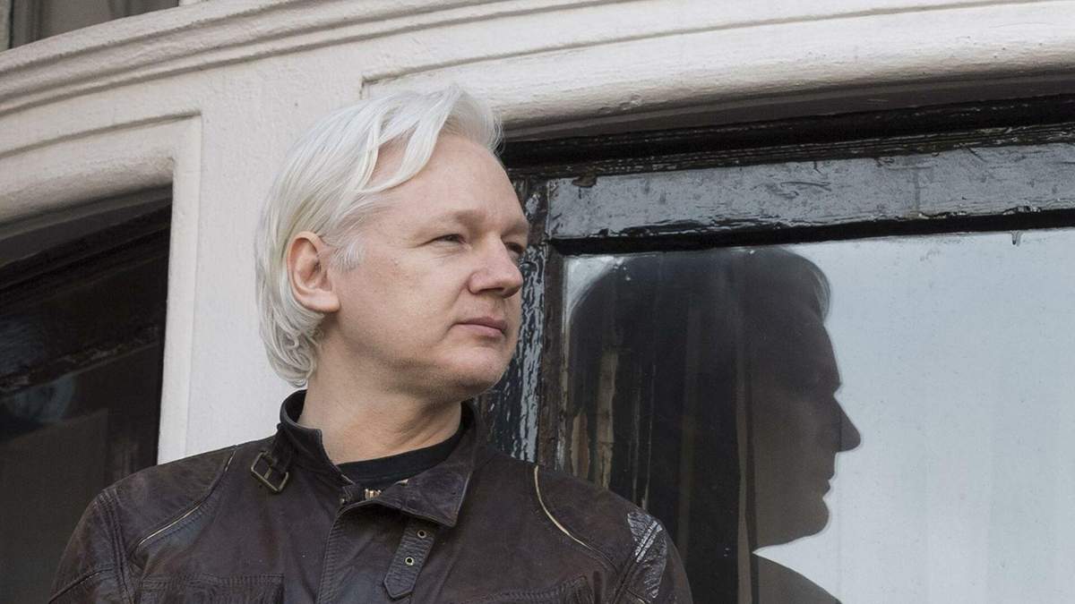 Основателя WikiLeaks оставили под стражей в тюрьме строгого режима