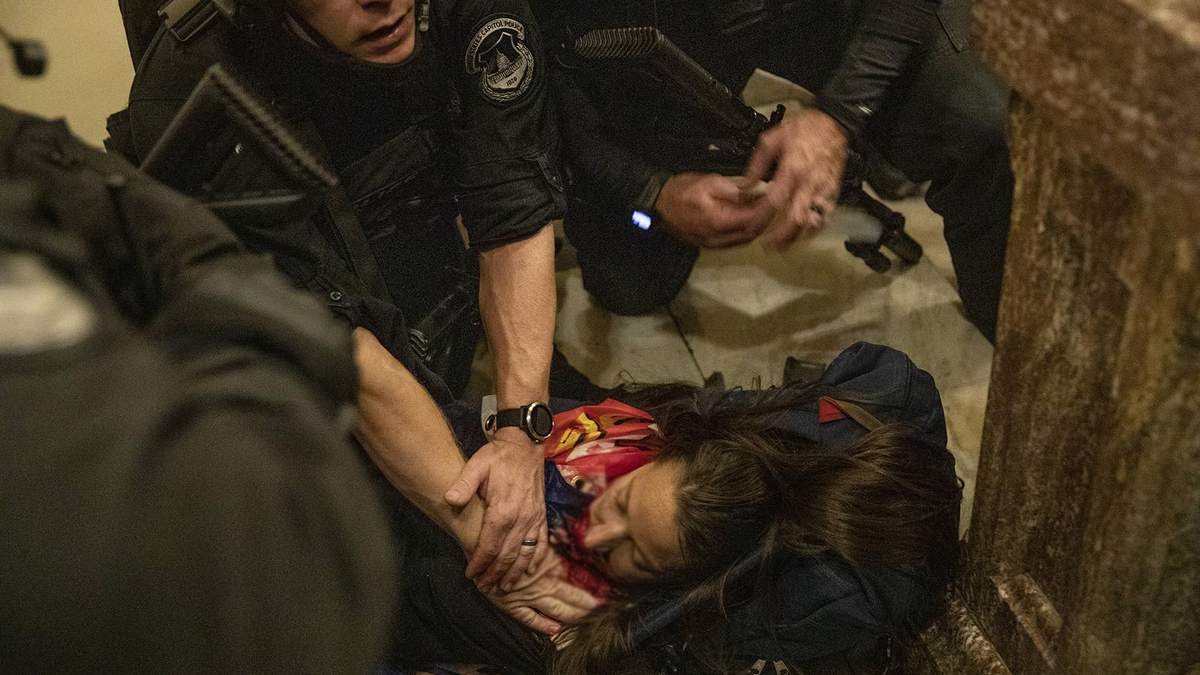 Померла жінка, яку підстрелила охорона Капітолію США