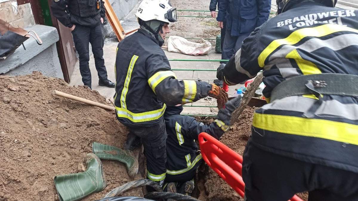 У Києві чоловіка на смерть завалило піском у дворі багатоповерхівки