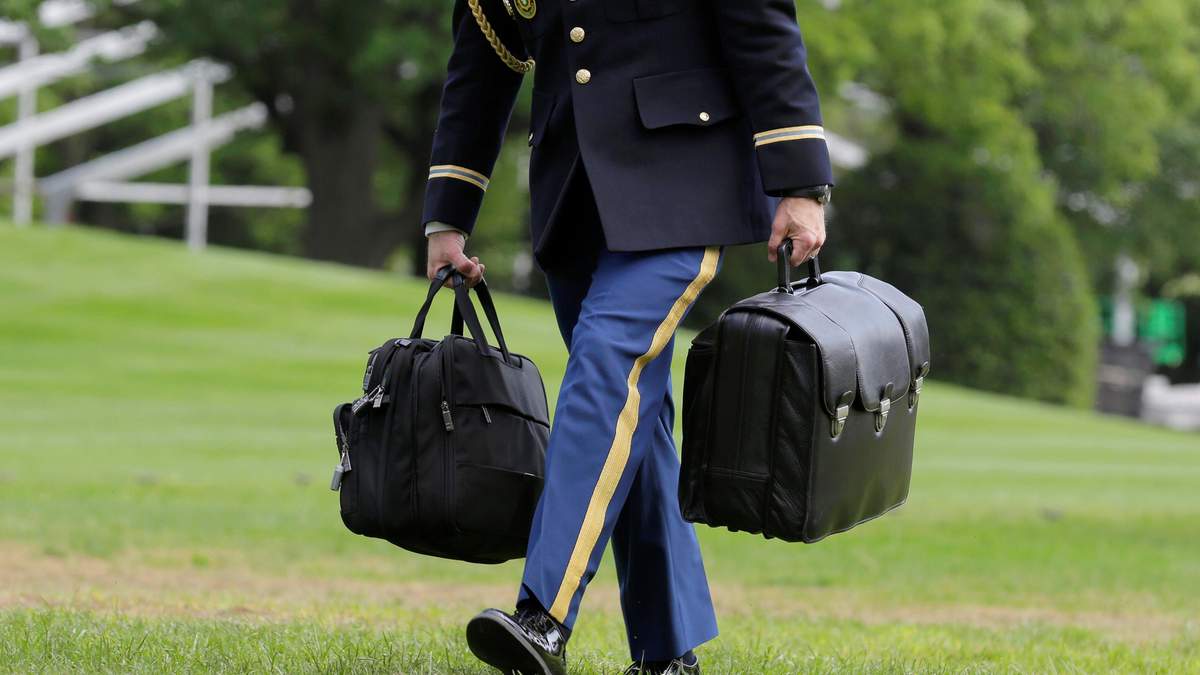 Байден отримає "ядерну валізу" навіть без Трампа