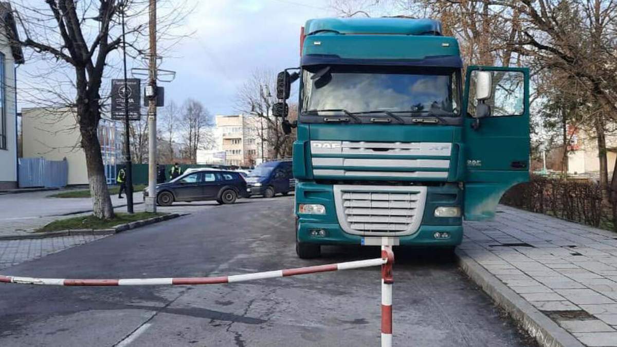 Пьяный водитель грузовика хотел откупиться от полиции 5 тысячами гривен: ему грозит тюрьма