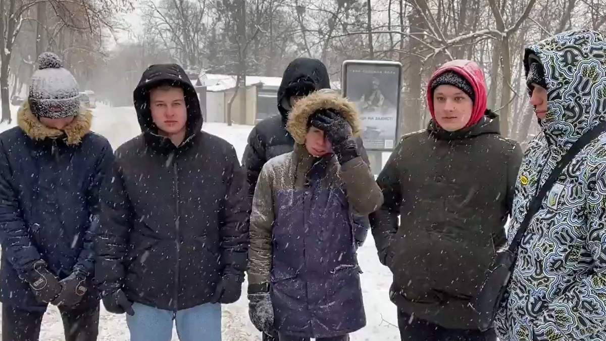 Учасники акції проти закриття каналів Медведчука розповіли, скільки їм заплатили за просто постояти