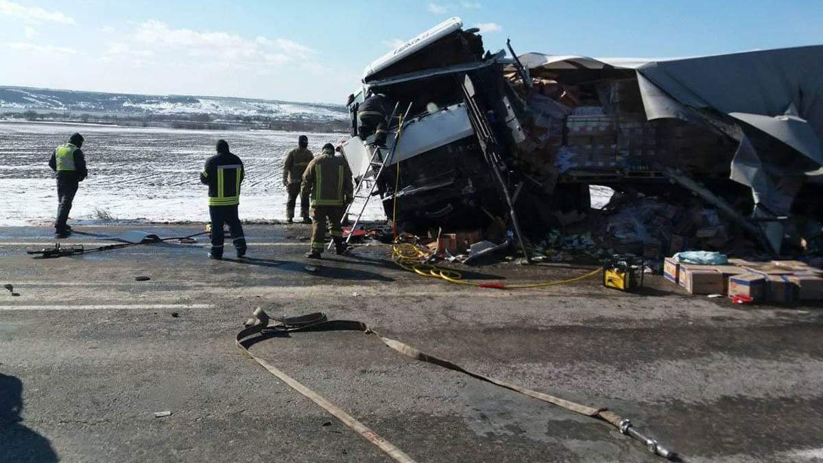 На трасі Київ – Одеса 13 лютого 2021 зіткнулися вантажівки: є жертви