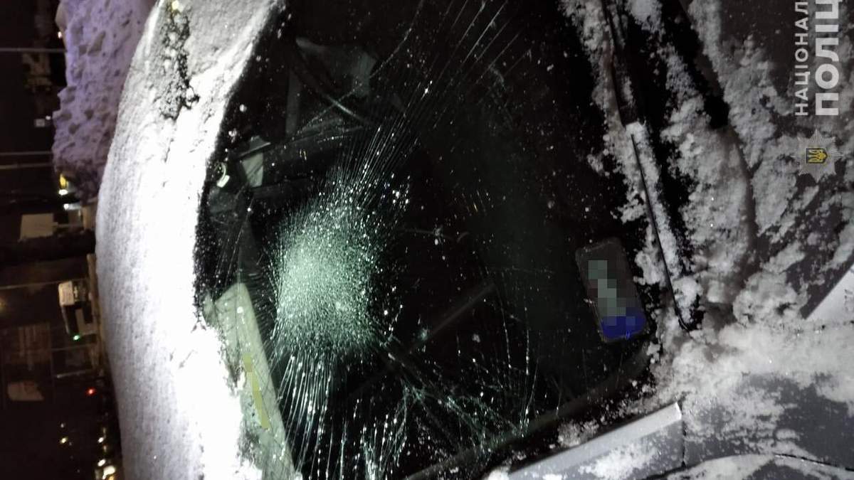 У Львові посеред дороги п'яний чоловік розтрощив 2 автівки та відгамселив водіїв: фото