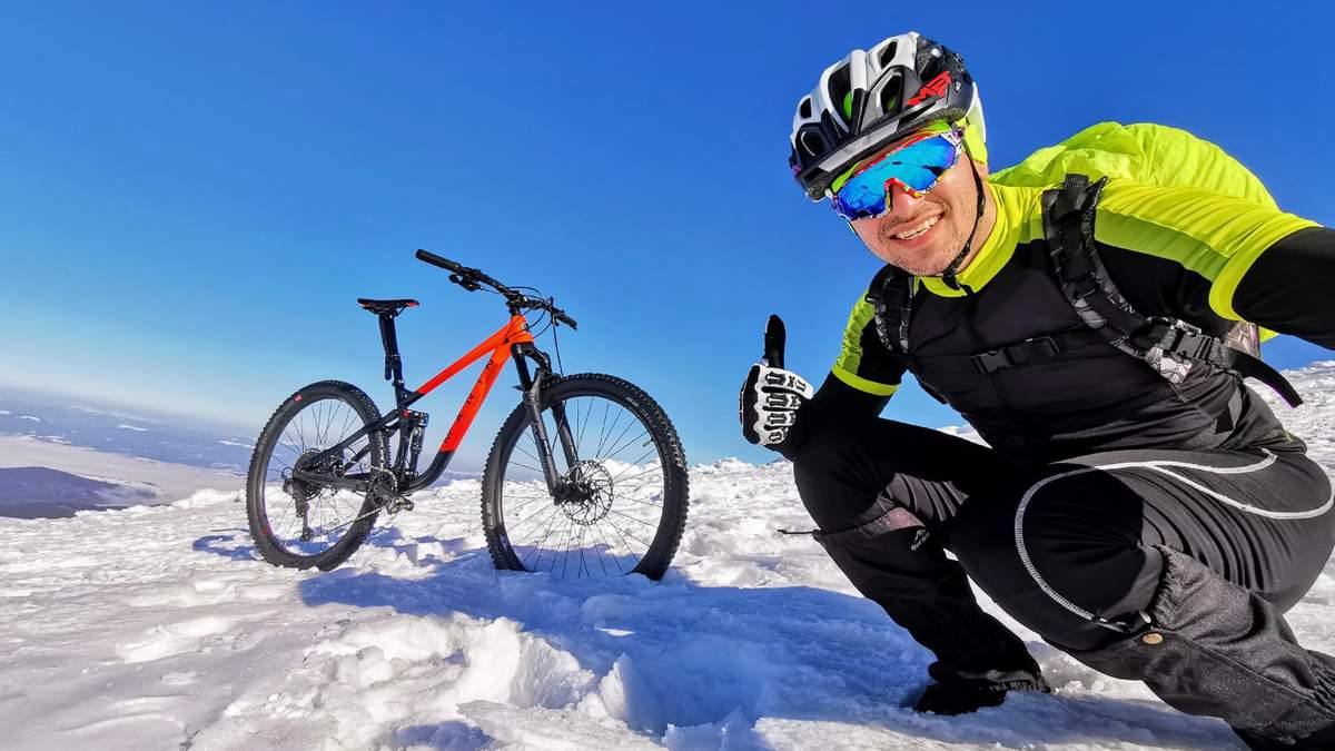 Українець піднявся на Говерлу взимку на велосипеді: фото