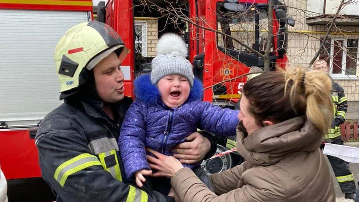 У Києві із задимленого будинку вивели 12 людей: серед них були діти