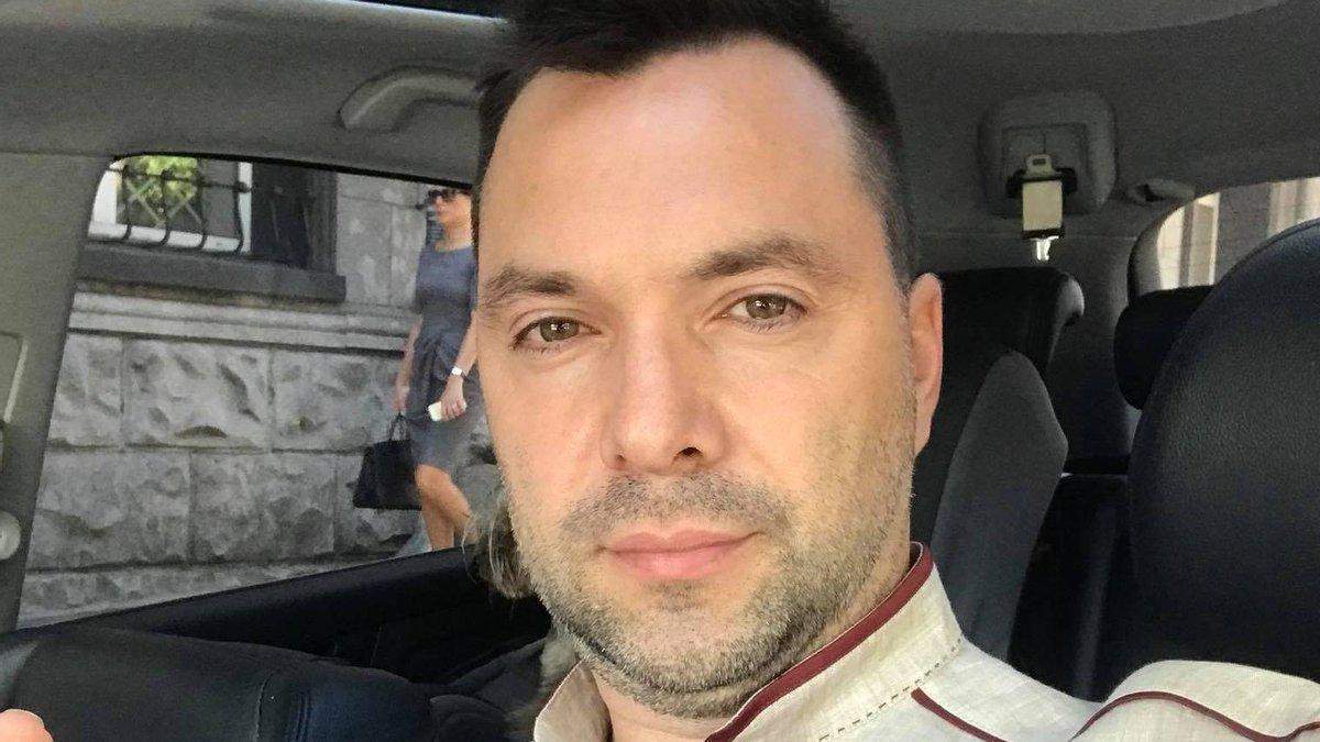 Арестович обматюкав чоловіка за прохання писати українською мовою