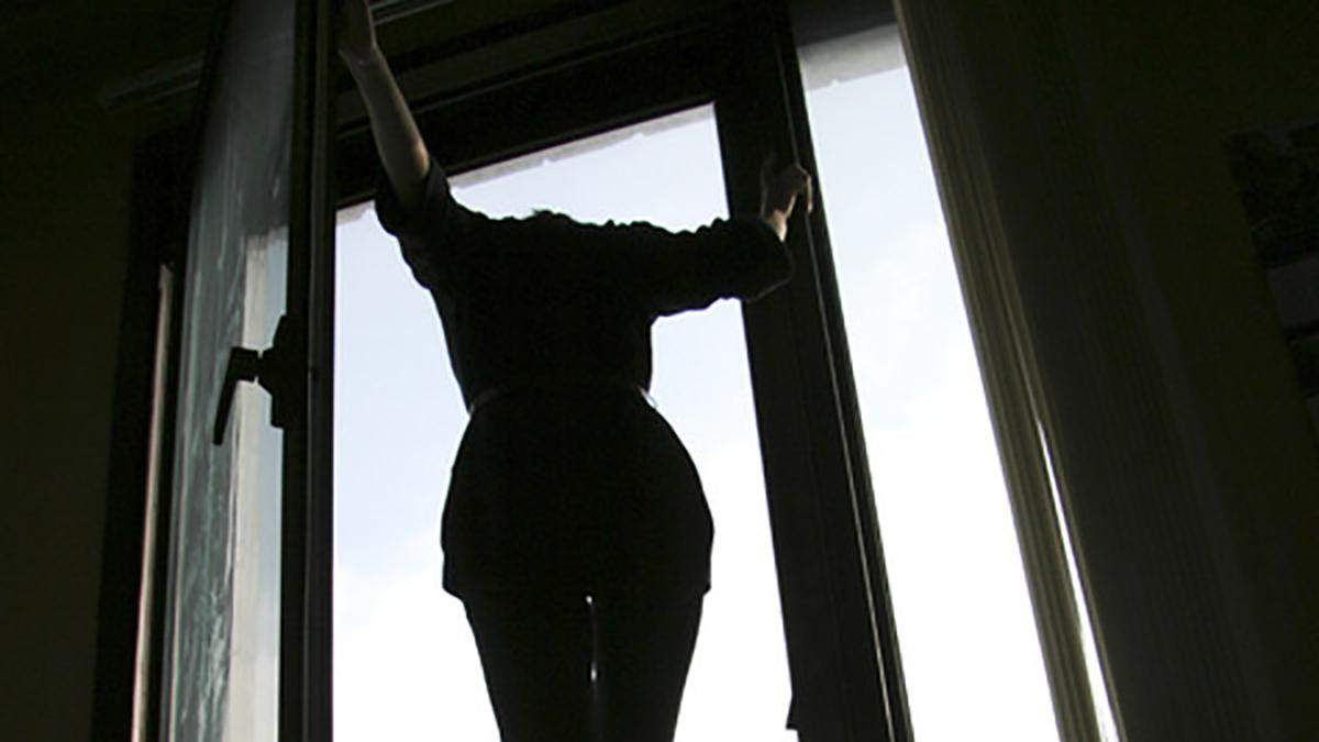 В Одесі 15-річна дівчина через депресію вистрибнула з вікна 7 поверху 