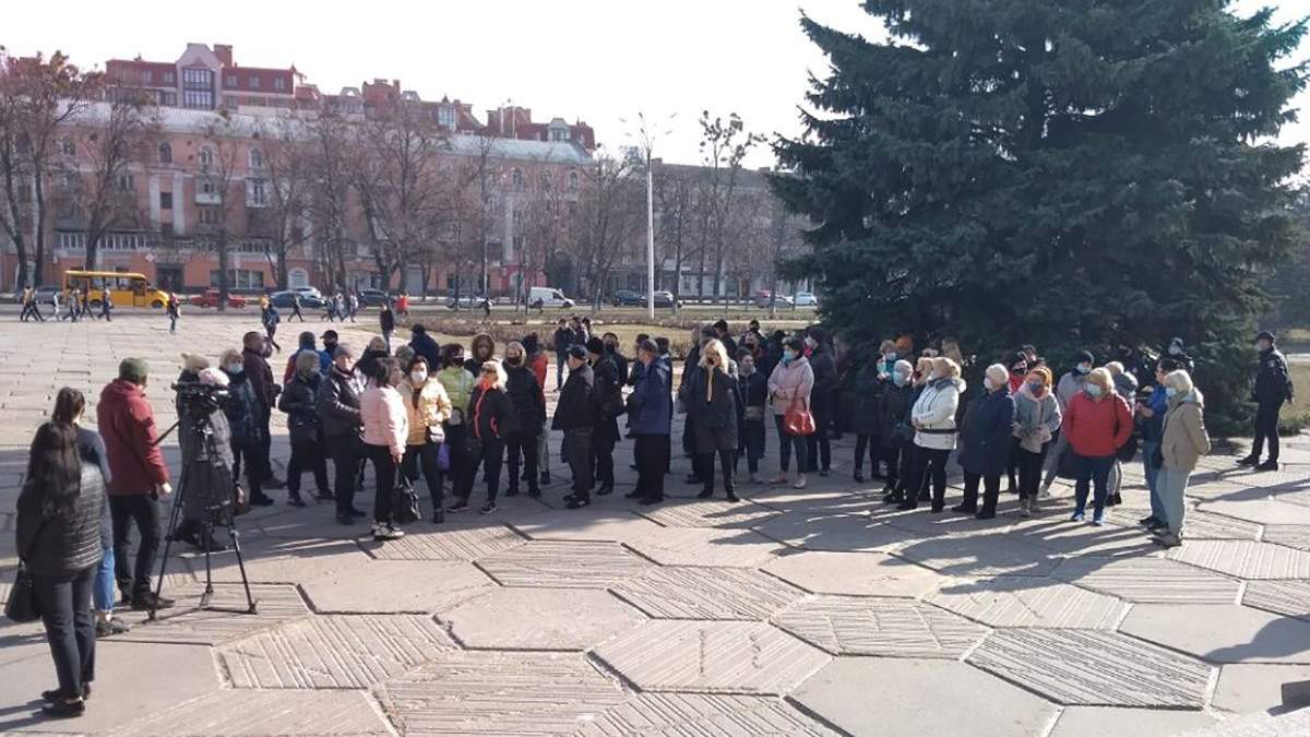 Біля Полтавської ОДА продавці ринків виступають проти повного локдауну Біля Полтавської ОДА продавці ринків виступають проти повного локдауну