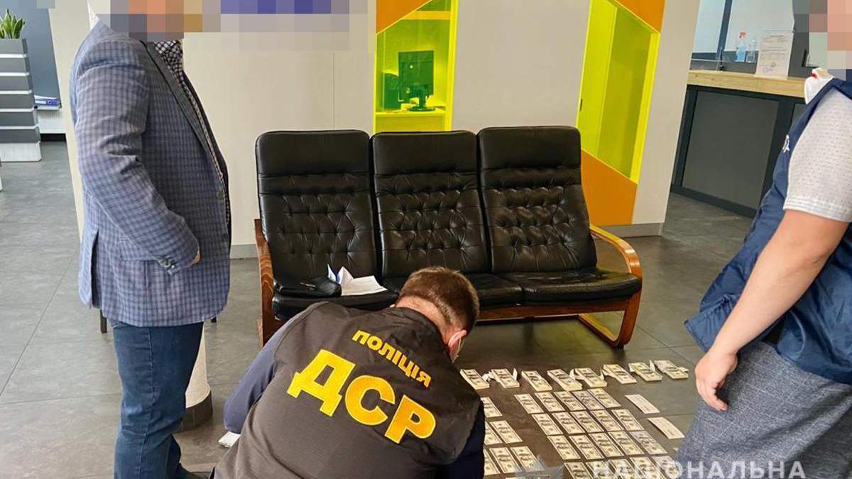 Прокурор і працівника СБУ вимагали 100 тисяч доларів за провадження