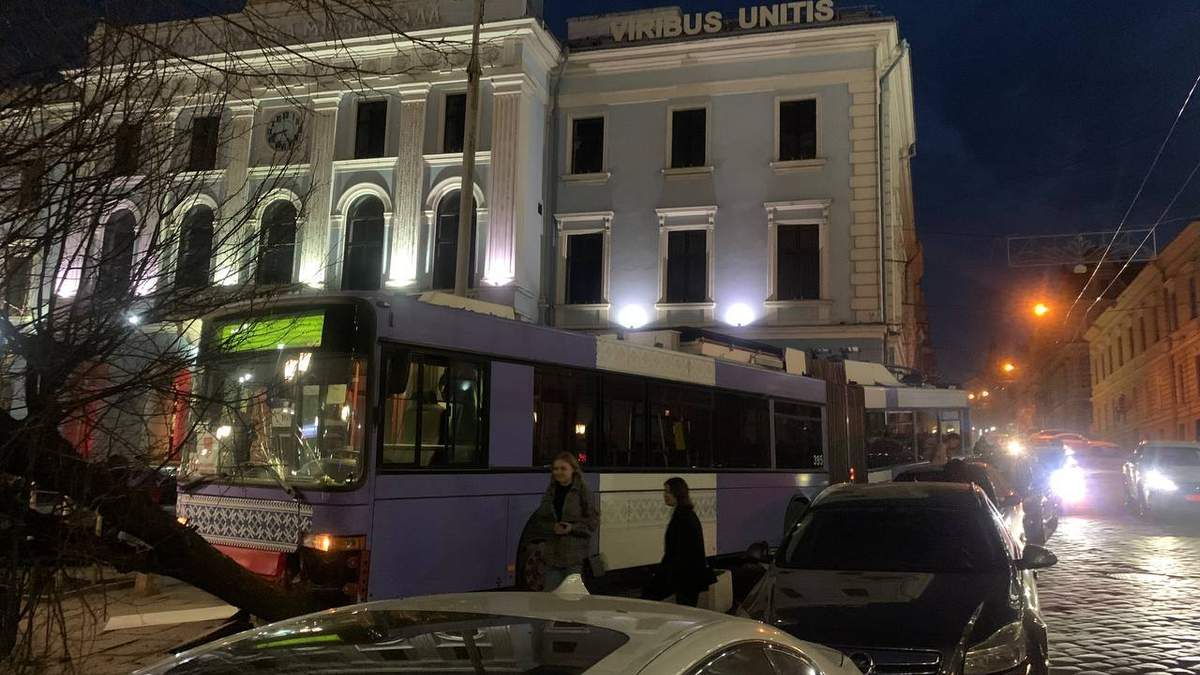 Виїав на клумби під ратушею: аварія тролейбуса в Чернівцях – відео