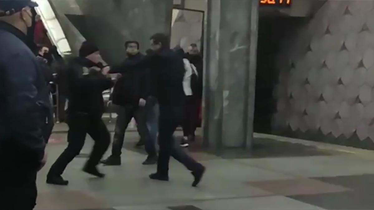 Бійка з поліцейським через маску в метро Харкова – відео