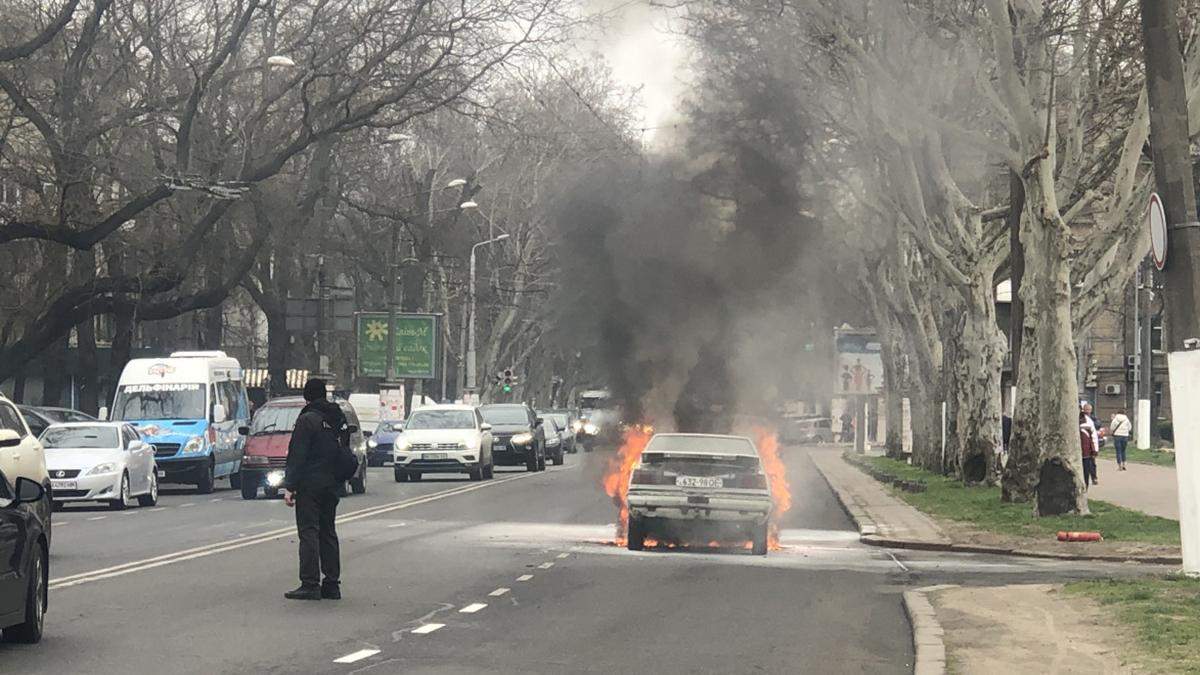 У Одесской ОГА загорелся автомобиль фото, видео