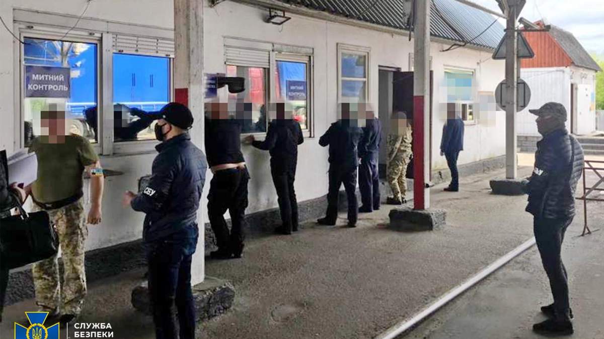 Допомагали ввозити "євробляхи": СБУ викрила хабарників-посадовців на Волині