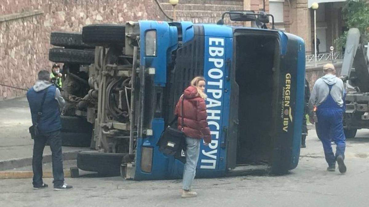 В Киеве произошло ДТП с участием грузовика