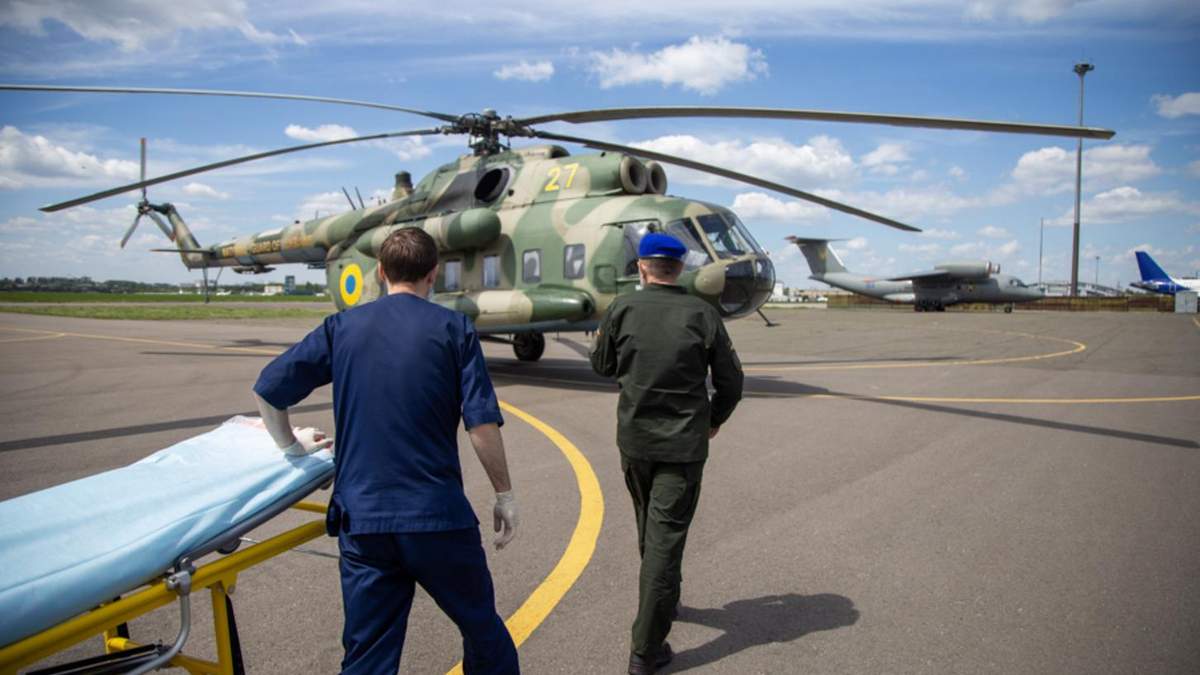 Пораненого під Мар'їнкою бійця гелікоптером доправили до Києва