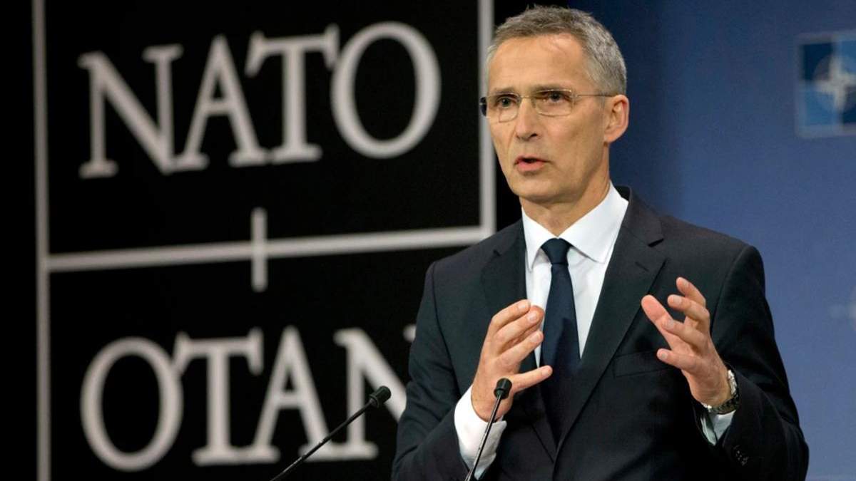 На українському кордоні – десятки тисяч військ Росії, – Столтенберг