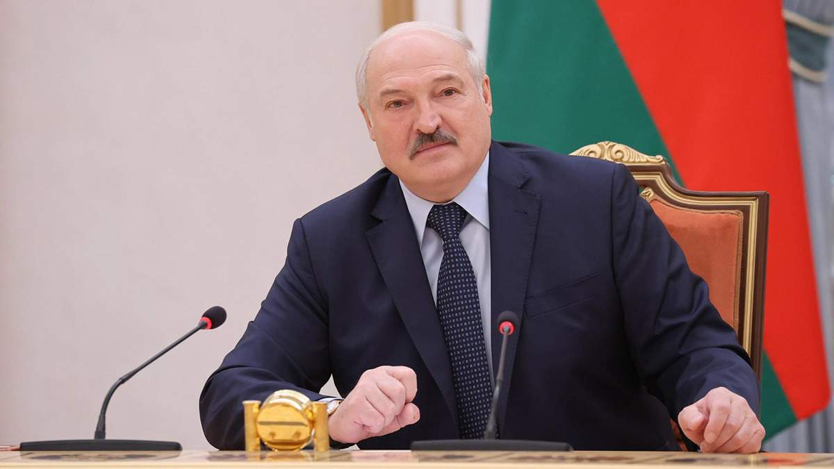 Лукашенко хоче щеплювати на кордоні Супутником V: реакція України
