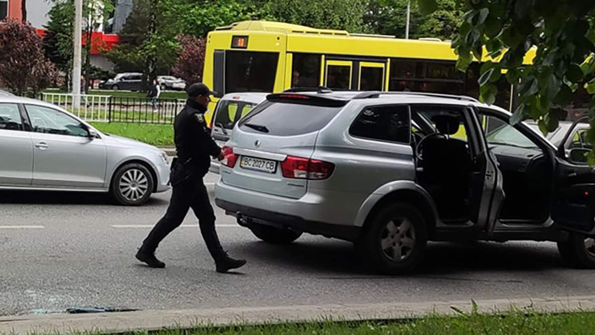 Потерял сознание на светофоре: во Львове водитель умер за рулем своего авто - фото и видео