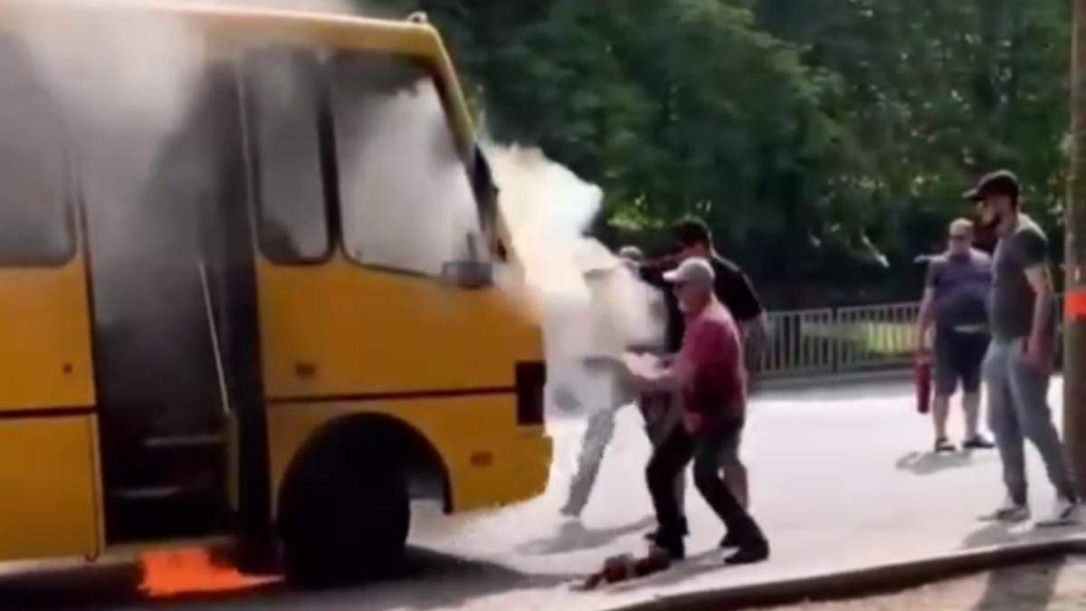В Днепре на Тополе загорелась маршрутка с пассажирами: видео