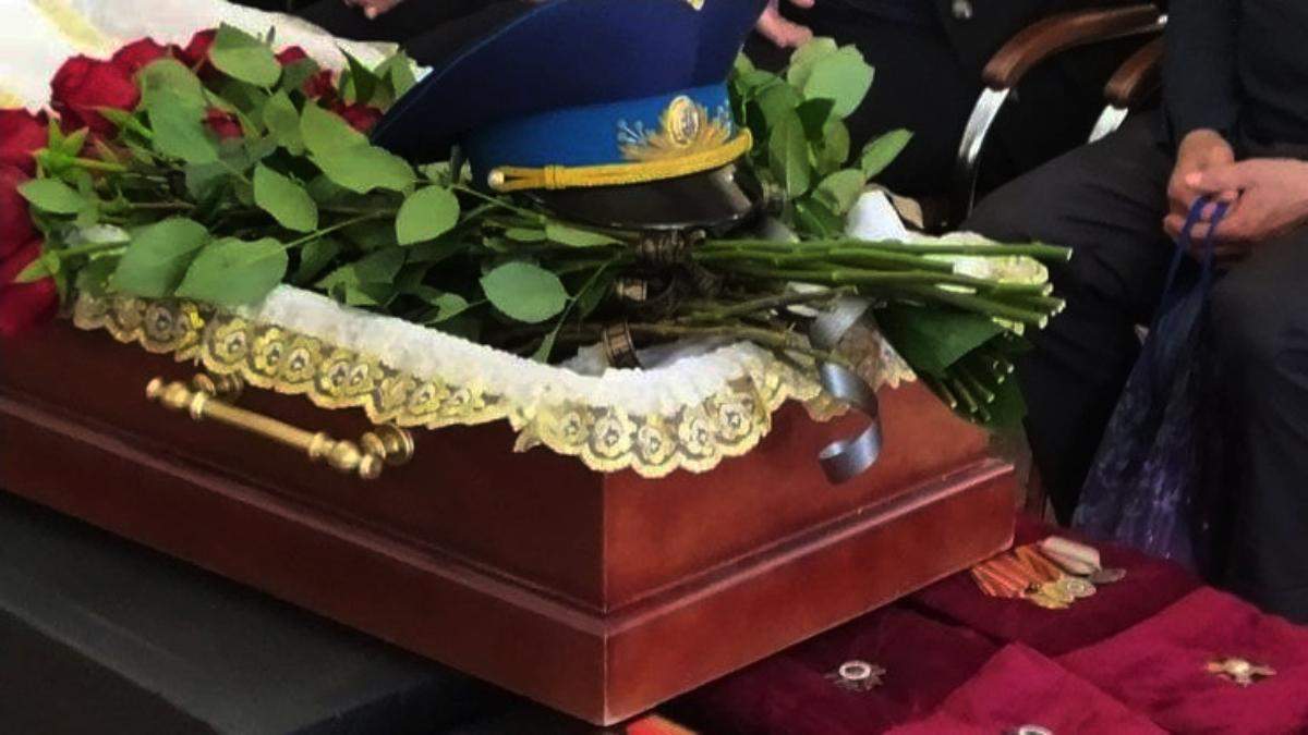 Останній герой СРСР: похорон авіатора Карпєєва в Харкові