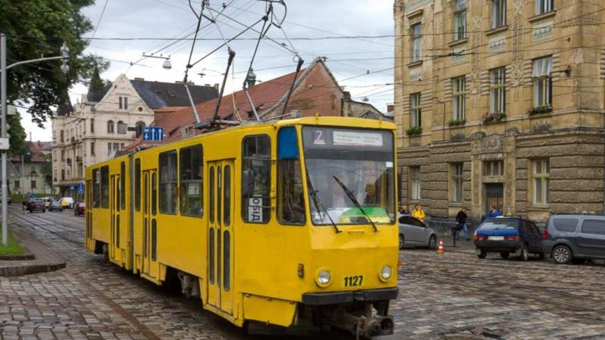 У центрі Львова під час руху 11.06.2021 загорівся трамвай: відео