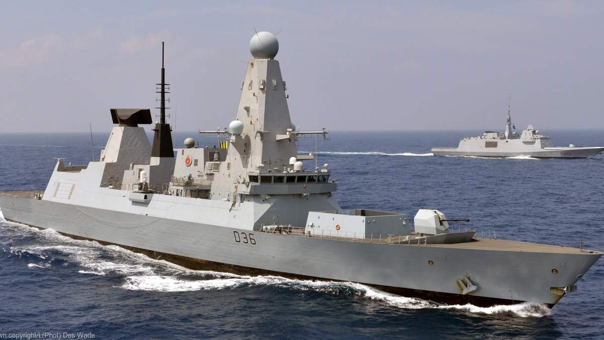 Российские военные открыли огонь по эсминцу Британии в Черном море