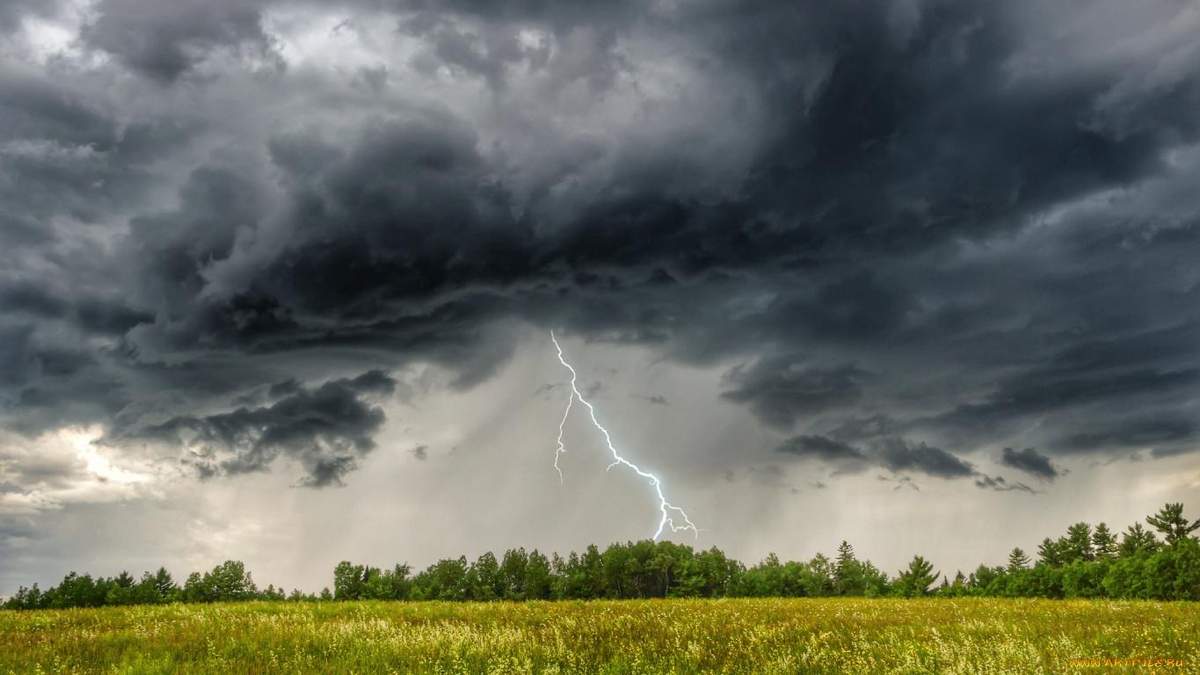 Синоптики прогнозують українцям грози й зливи 26 – 27 червня 2021