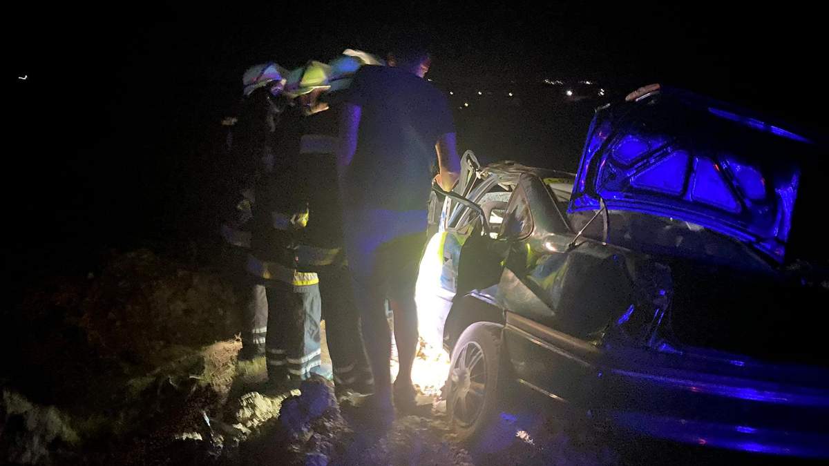 На Львівщині зіштовхнулись Ford та Opel: на місці ДТП працювали 13 рятувальників – фото