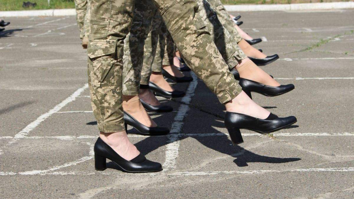 Сразу 3 министра требуют изменить военным обувь для парада - Vimarsana News