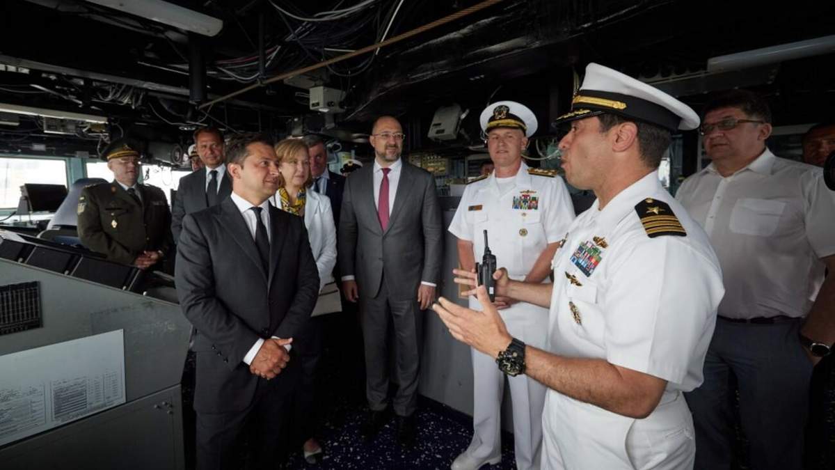 Зеленський піднявся на есмінець США Ross - 24 Канал