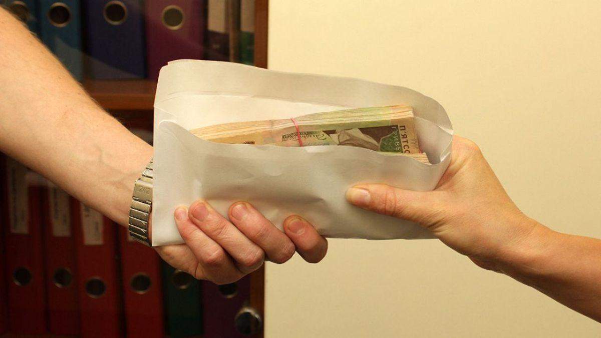 Дав хабар і просив повернути: чиновника Генпрокуратури засудили
