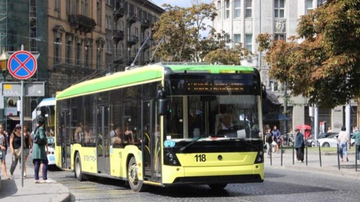 Во Львове 12.06.2021 троллейбус сбил пенсионера: фото и видео