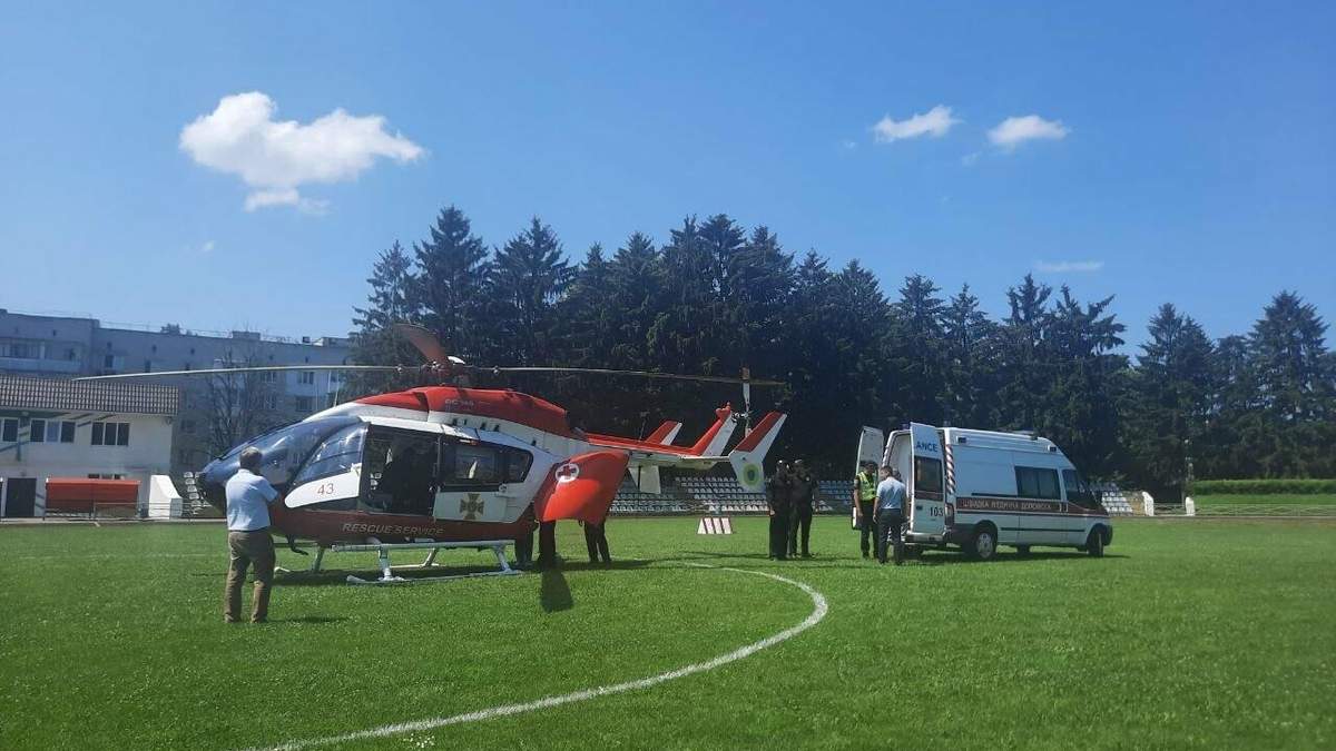 Вертолет эвакуировал в Киев раненого военным мальчика из Житомира