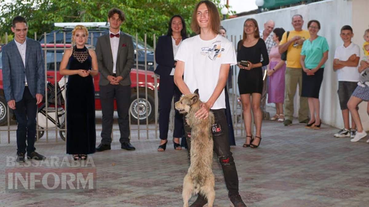 В Одесской области собака сопровождал хозяина на выпускном: видео