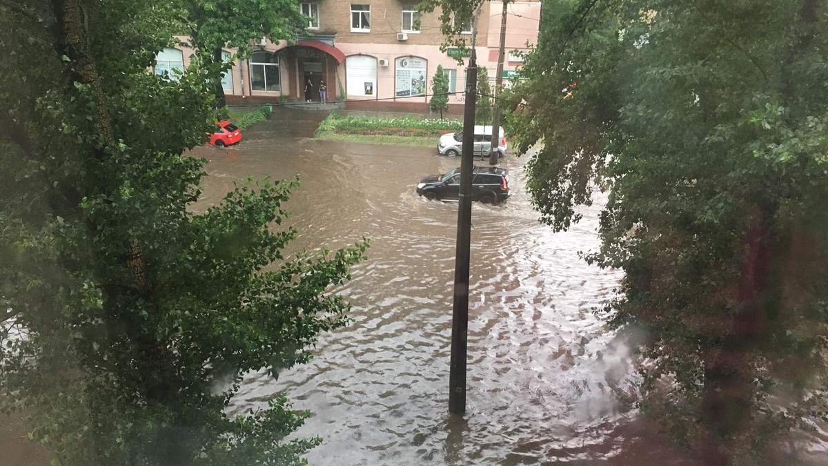 Небо різко почорніло, будинків не видно: Київ знову накрила шалена злива – фото та відео