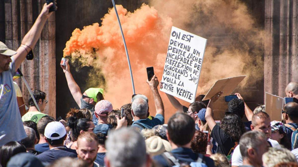 Протести у Франції липень 2021: розтрощили центри вакцинації