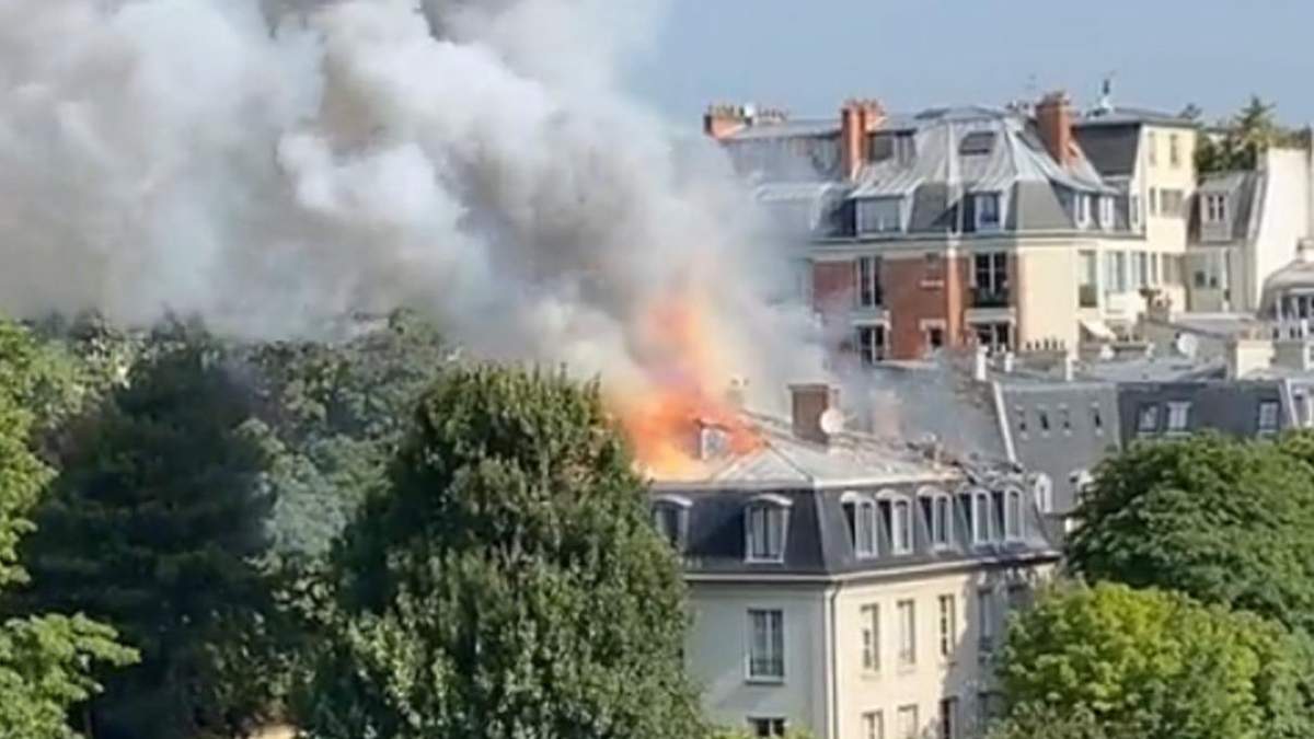 У центрі Парижа 20.07.2021 пожежа біля резиденції прем'єра: відео