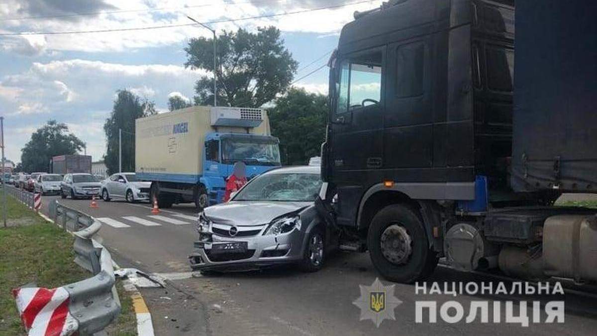 На Київщині Opel влетів у пішоходів, загинув хлопчик