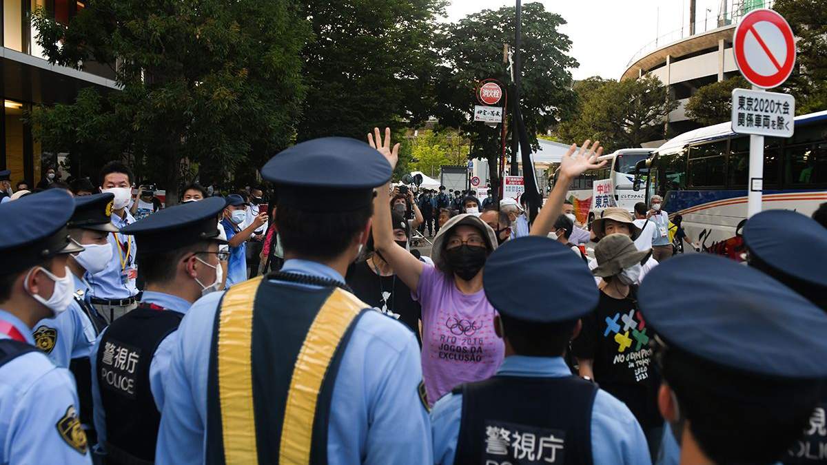 В Токио вспыхнули протесты перед закрытием Олимпиады-2020: фото