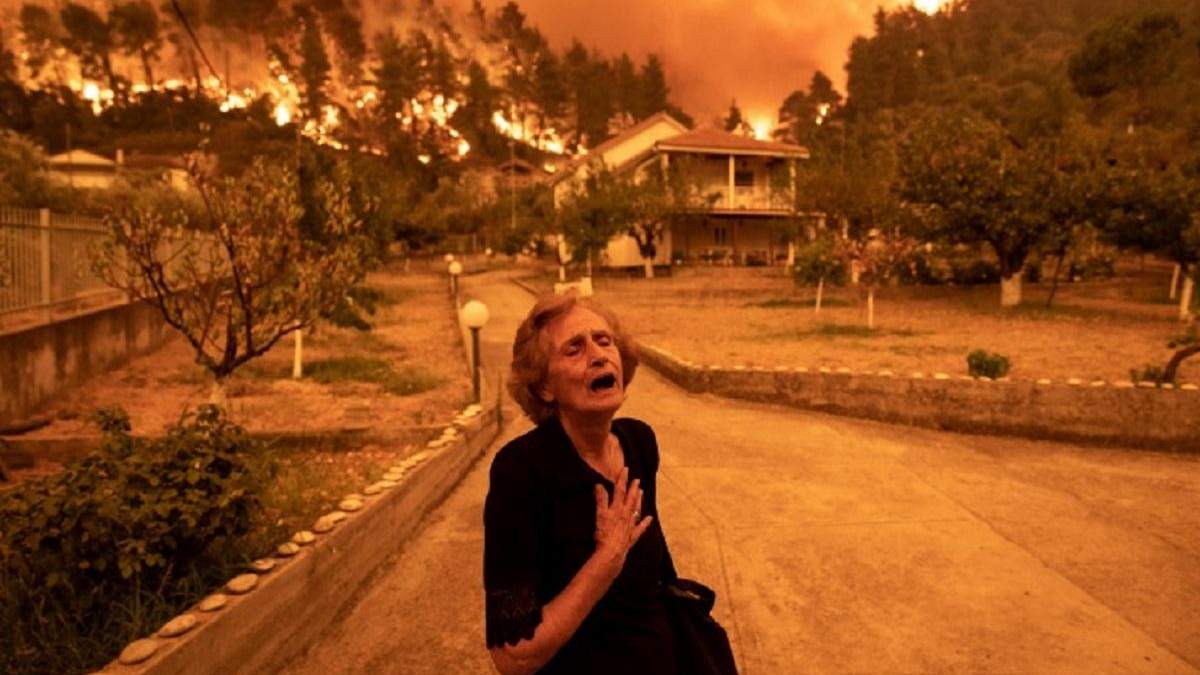 Фото летней женщины на фоне пожара в Греции поразило мир