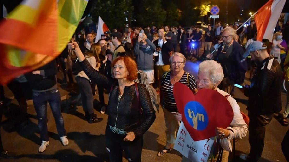 У Польщі схвалили закон про телерадіомовлення: люди протустують У Польщі схвалили закон про телерадіомовлення: люди протустують