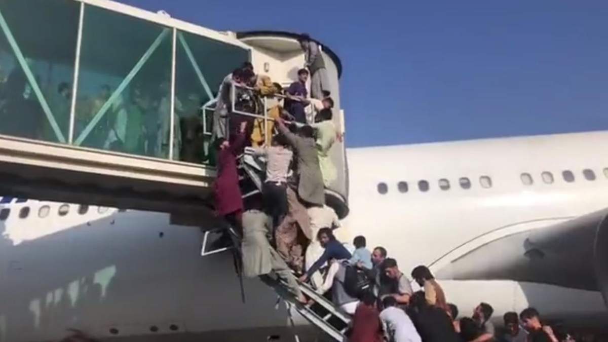 В аэропорту Кабула хаос: люди штурмуют самолеты – видео